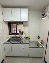 ���Ɍ����s��m����2���ڂ̌ˌ����݂̃L�b�`��