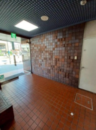 ���Ɍ����s���a��8����268-3�̓����}���V�����̃G���g�����X