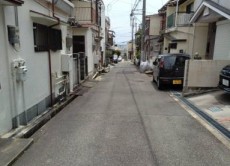 ���Ɍ��쐼�s���P�u2���ڂ̌ˌ����݂̑O�ʓ��H�܂ތ��n�ʐ^