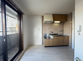 ���Ɍ��_�ˎs���ɋ�n�꒬�̌ˌ����݂̃L�b�`��